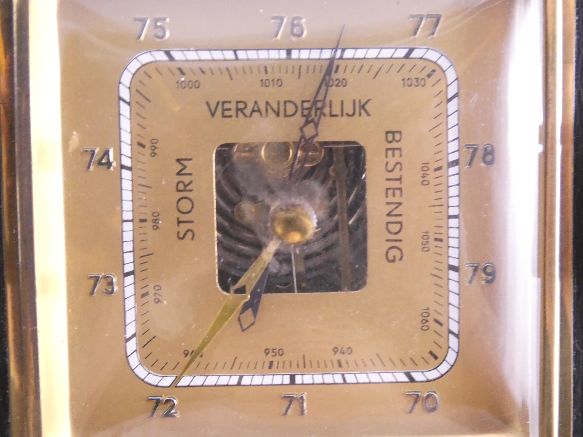 Vintage weerstation met barometer, hygrometer en thermometer