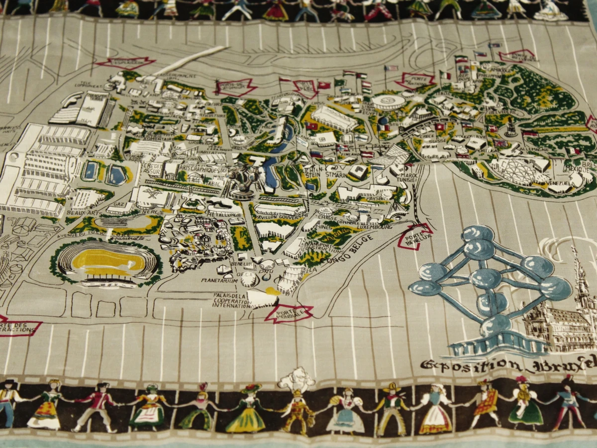 Expo '58-verzamellot – foulard met plattegrond en 17 souvenirlepeltjes