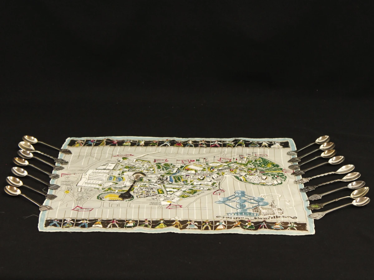 Expo '58-verzamellot – foulard met plattegrond en 17 souvenirlepeltjes