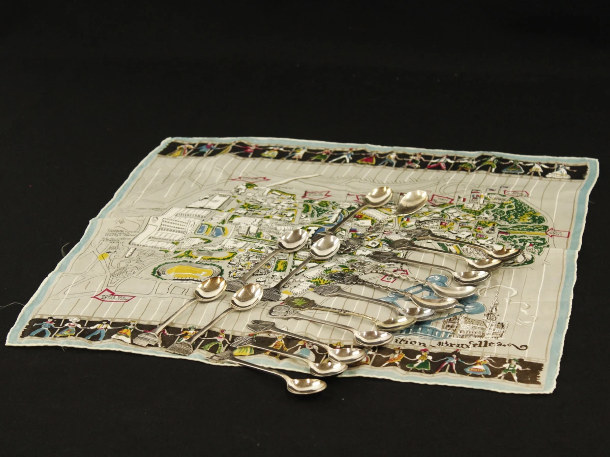 Expo '58-verzamellot – foulard met plattegrond en 17 souvenirlepeltjes