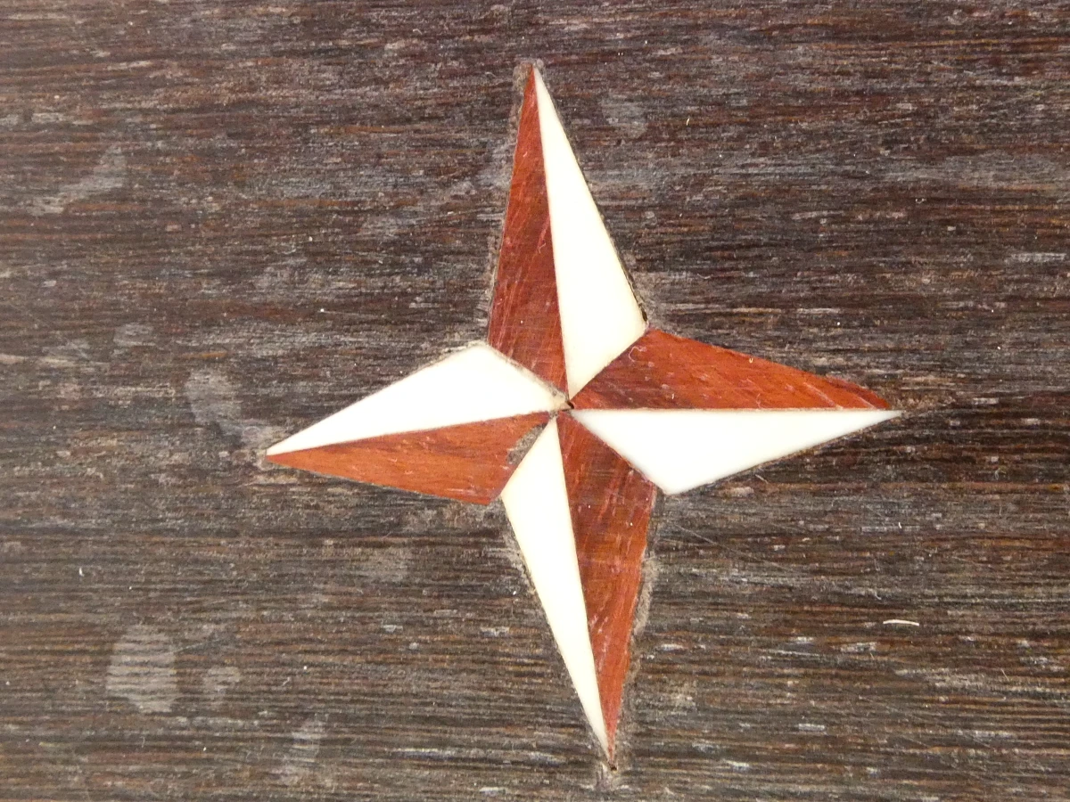 10 houten serveerschalen met ingelegd tetra-sterrenmotief