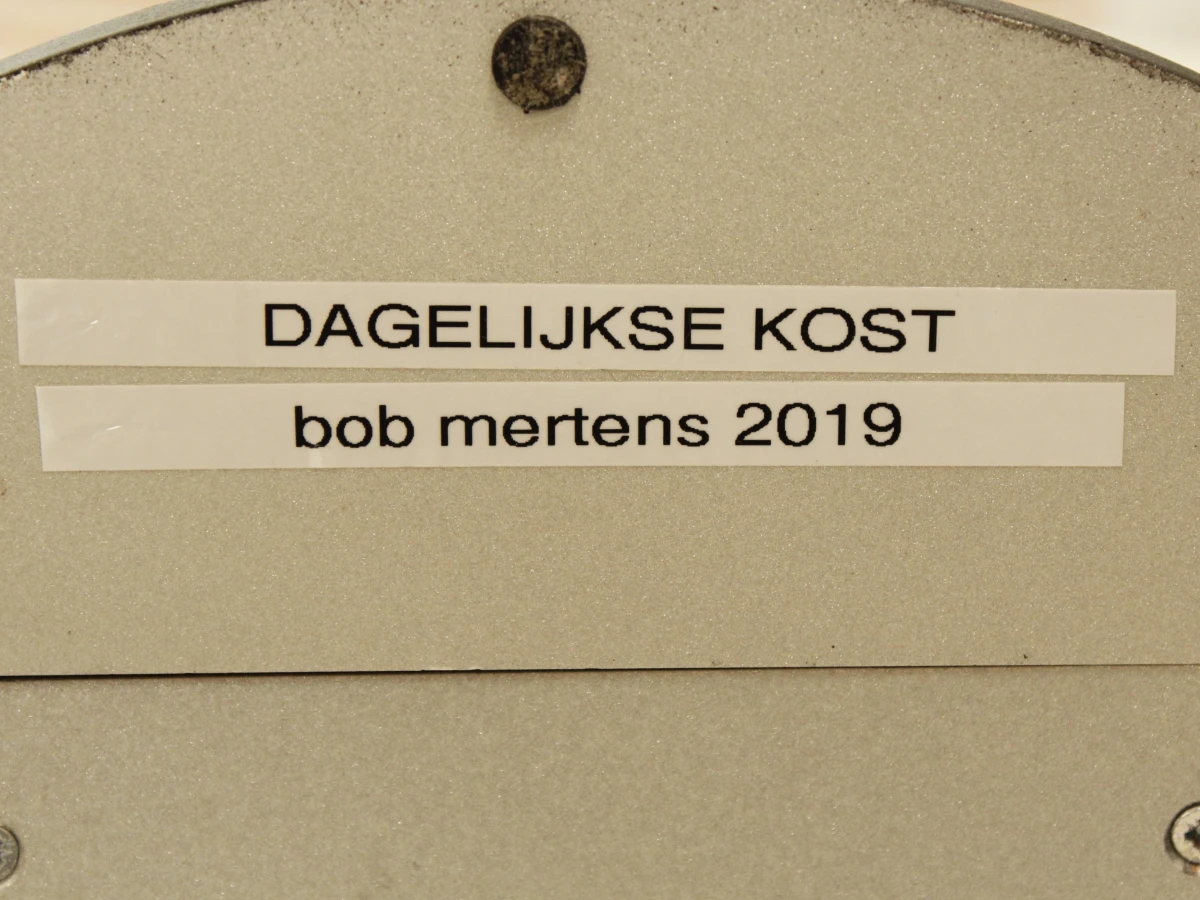 "Dagelijkse Kost" assemblagekunstwerk Bob Mertens incl. boek