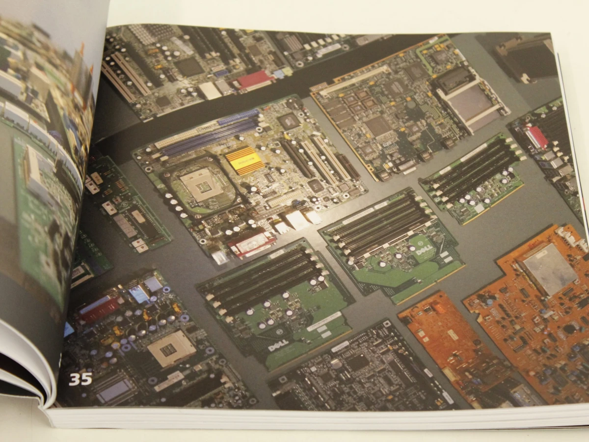 "Dagelijkse Kost" assemblagekunstwerk Bob Mertens incl. boek