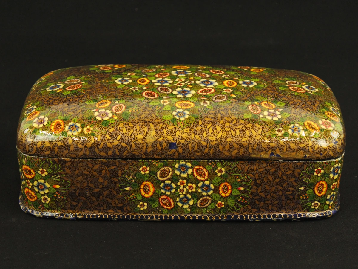 Decoratieve handgemaakte sieradendoos met bloemenmotief in hout