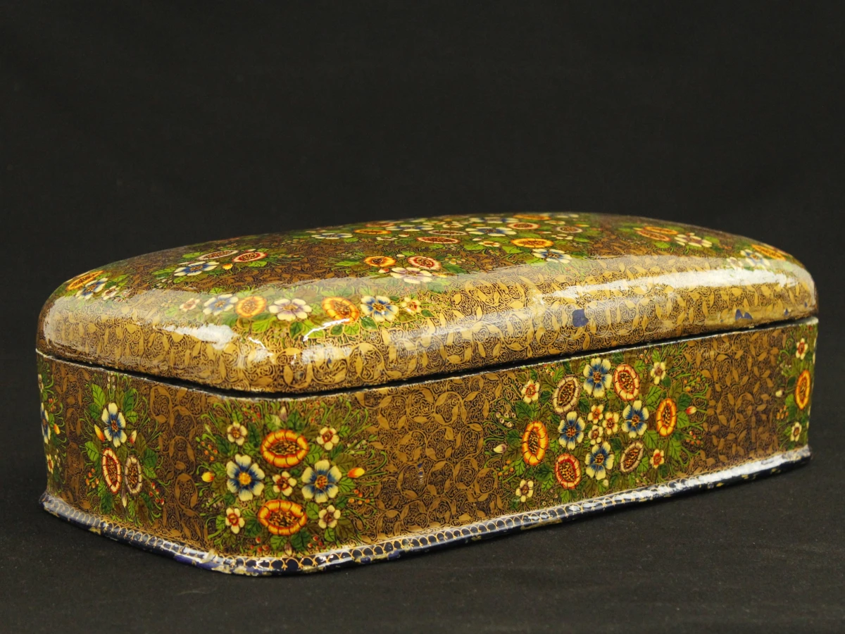 Decoratieve handgemaakte sieradendoos met bloemenmotief in hout