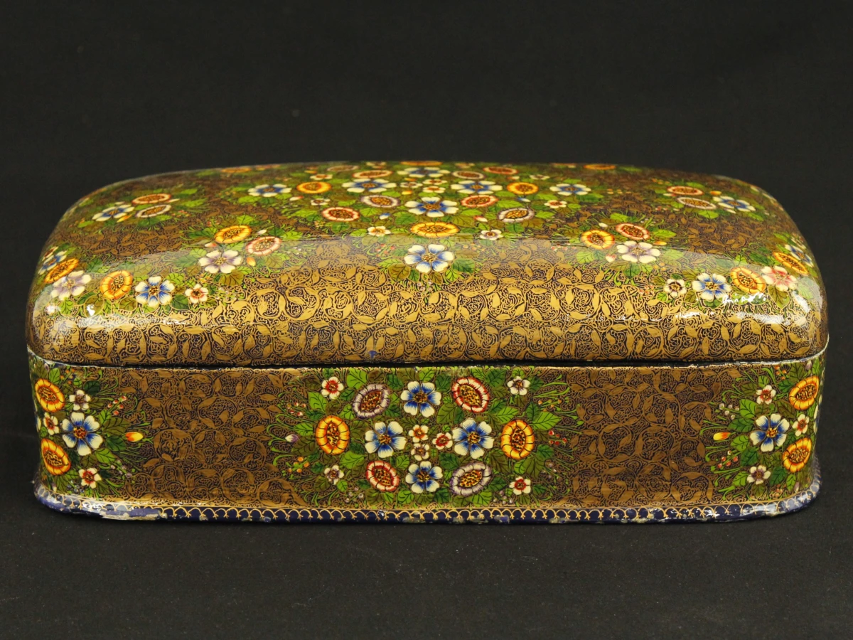 Decoratieve handgemaakte sieradendoos met bloemenmotief in hout