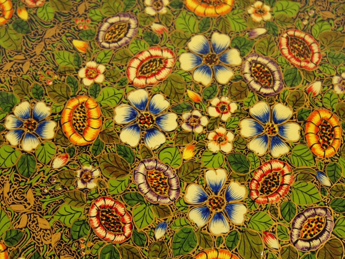 Decoratieve handgemaakte sieradendoos met bloemenmotief in hout