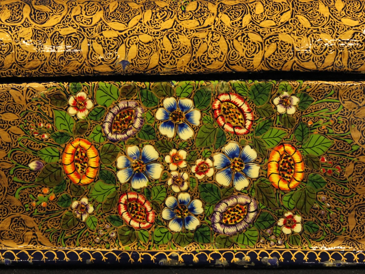 Decoratieve handgemaakte sieradendoos met bloemenmotief in hout