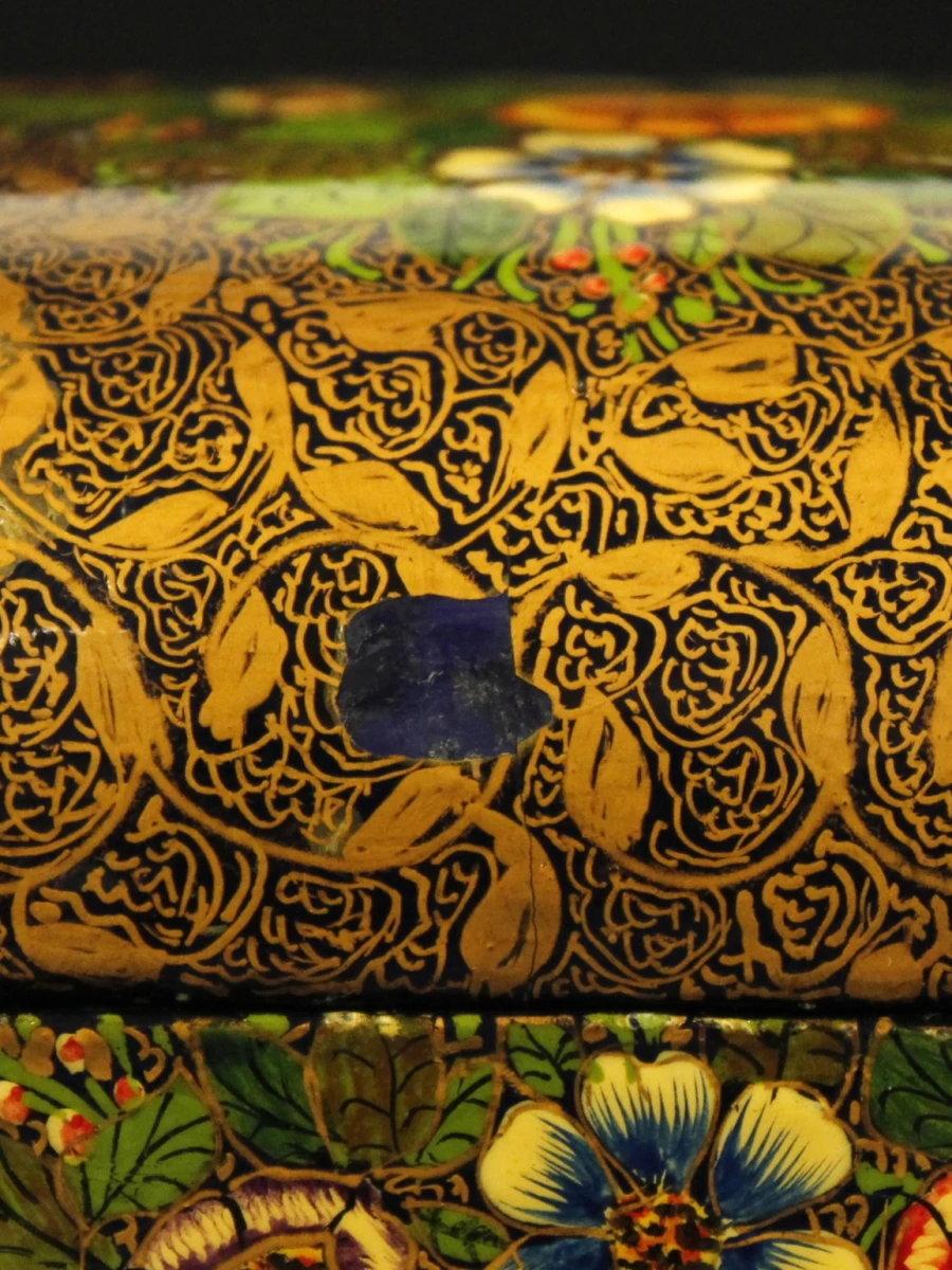 Decoratieve handgemaakte sieradendoos met bloemenmotief in hout