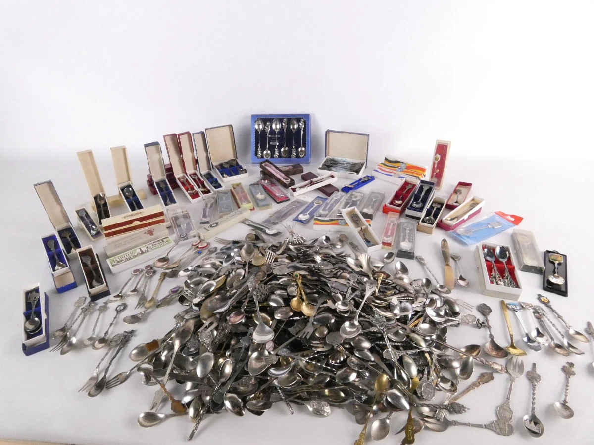 Zeer grote partij gemengde souvenirlepels, +550 stuks, 9.7kg