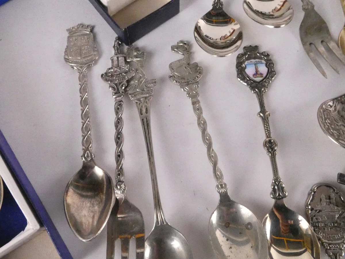 Zeer grote partij gemengde souvenirlepels, +550 stuks, 9.7kg