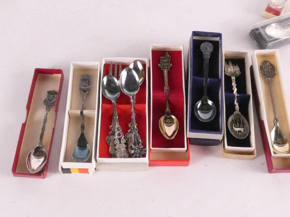 Zeer grote partij gemengde souvenirlepels, +550 stuks, 9.7kg