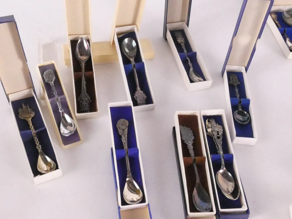 Zeer grote partij gemengde souvenirlepels, +550 stuks, 9.7kg