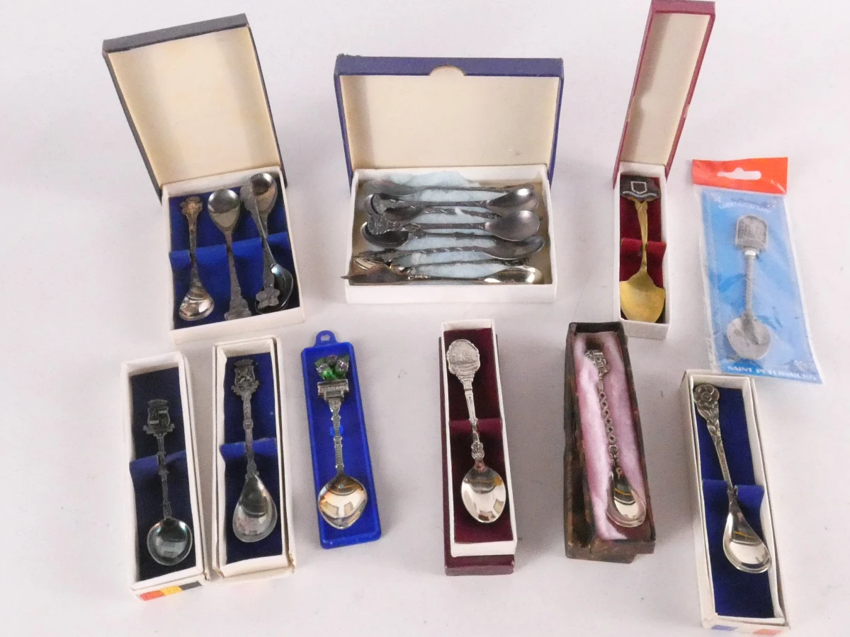 Zeer grote partij gemengde souvenirlepels, +550 stuks, 9.7kg