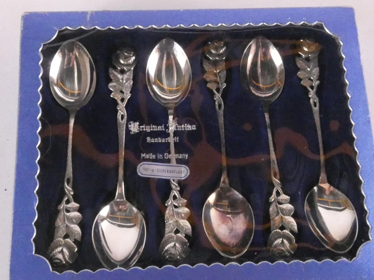 Zeer grote partij gemengde souvenirlepels, +550 stuks, 9.7kg