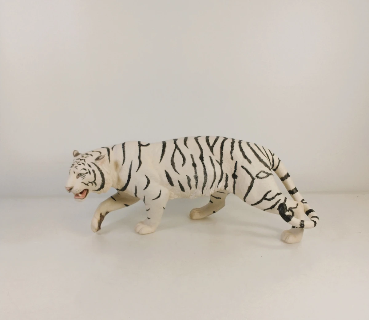 Franklin Mint "White Majesty" – handbeschilderd porseleinen beeld van witte tijger – kavel bij De Kringwinkel, Turnhout