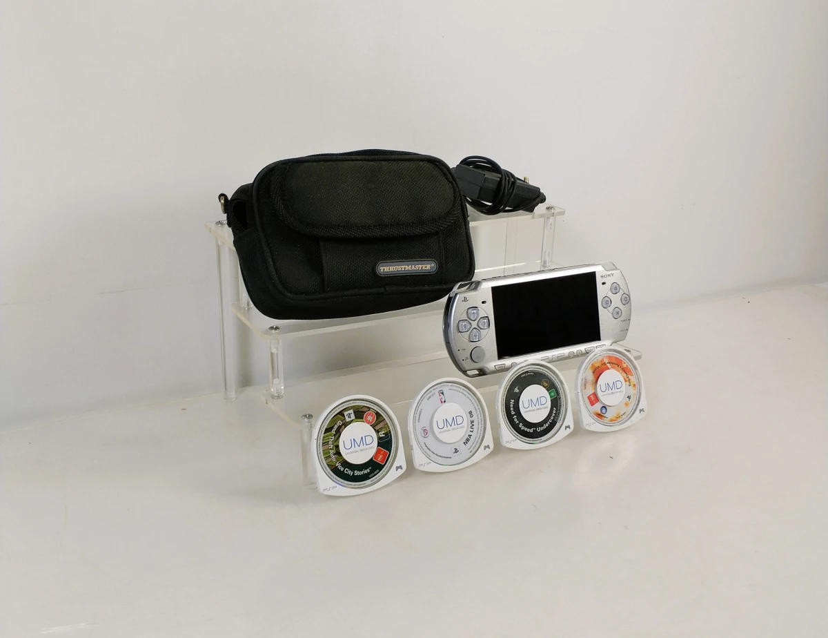 Sony PlayStation Portable (PSP) zilver met oplader, draagtas en 4 UMD-games - foto 2