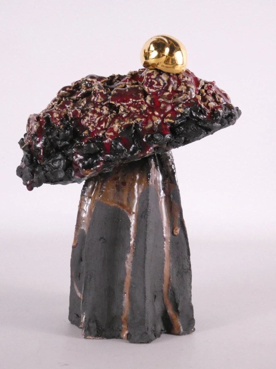 Decoratief keramisch beeldje met glazuur en gouden bol