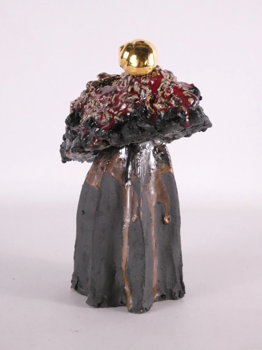 Decoratief keramisch beeldje met glazuur en gouden bol