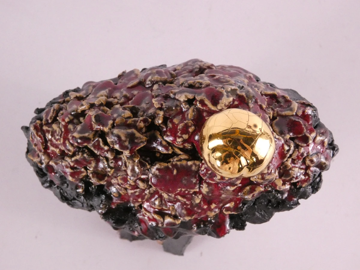 Decoratief keramisch beeldje met glazuur en gouden bol