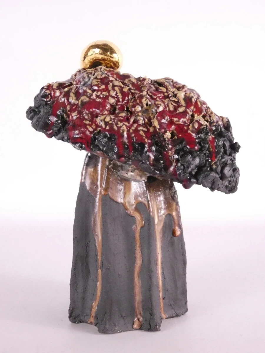 Decoratief keramisch beeldje met glazuur en gouden bol