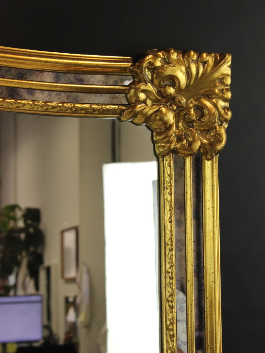 Grote vergulde wandspiegel in neoclassicistische stijl