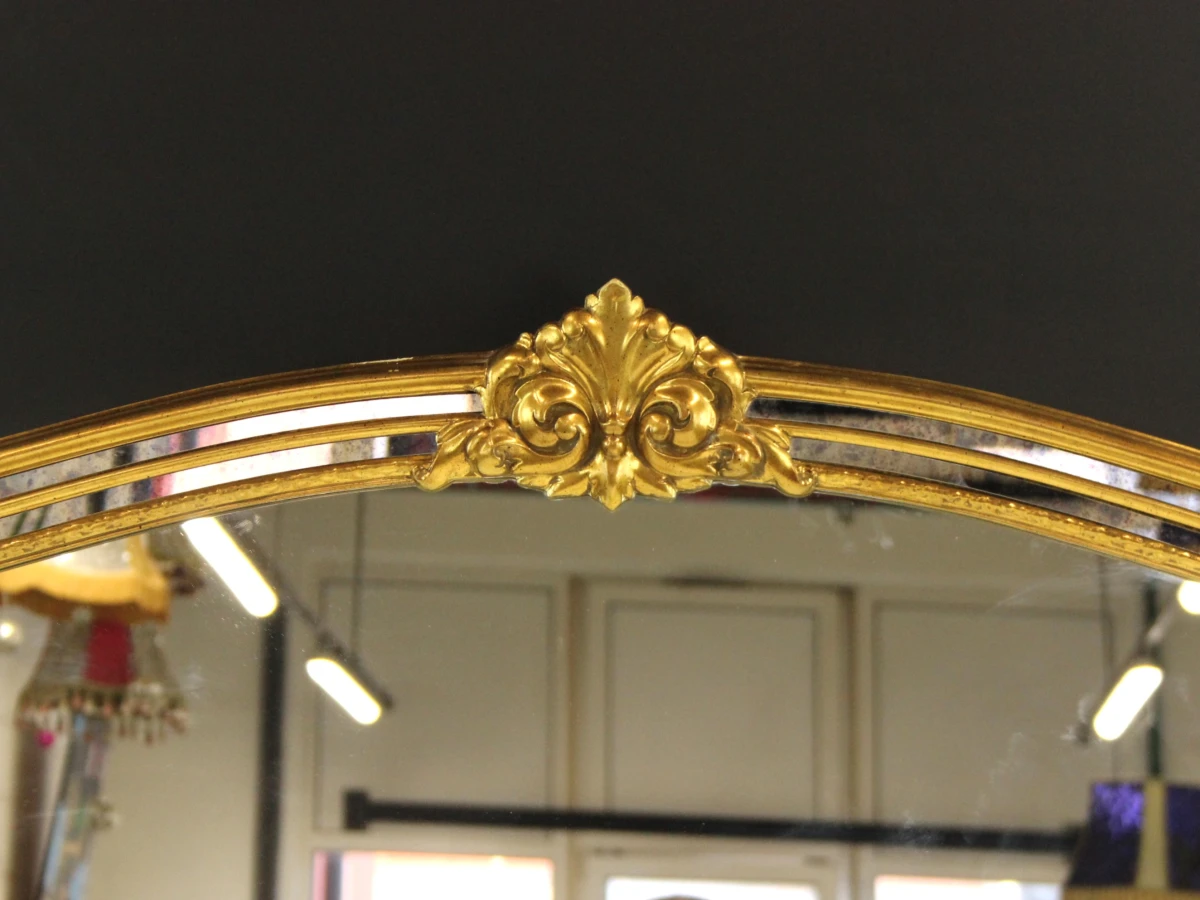 Grote vergulde wandspiegel in neoclassicistische stijl