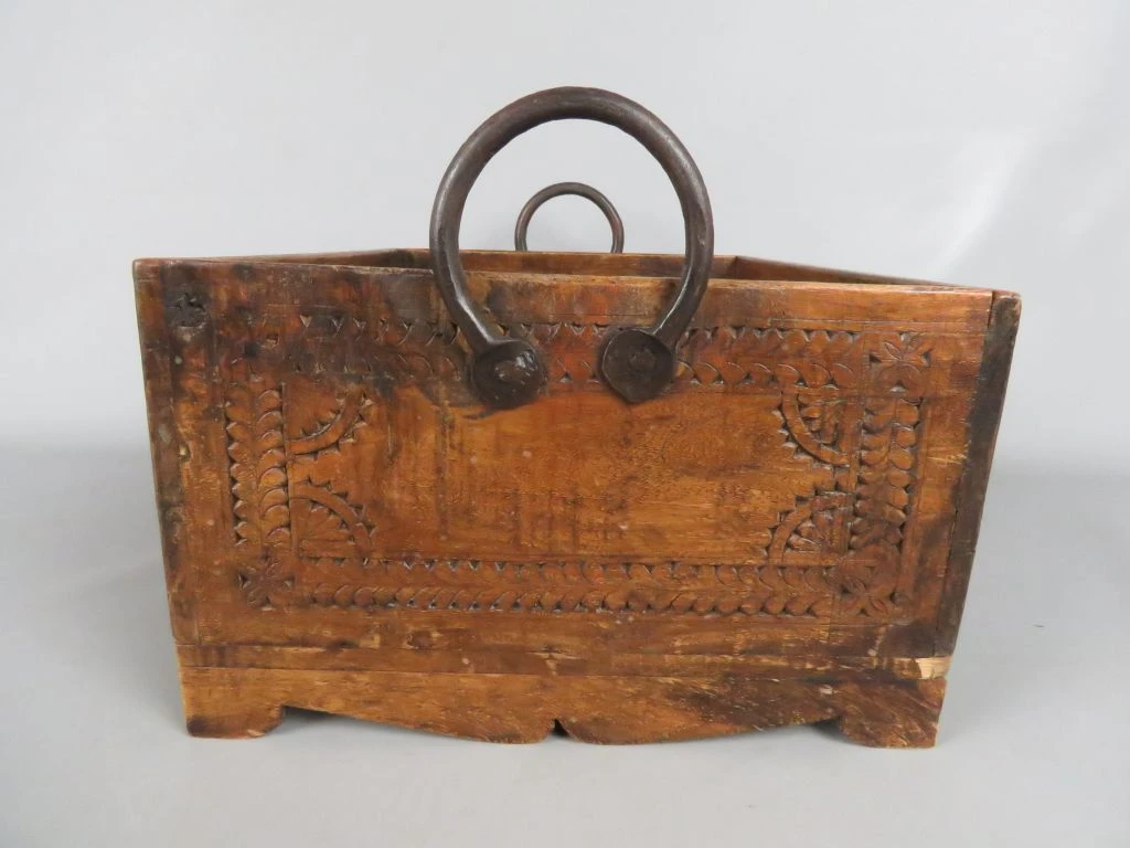 Houten sierlijke opbergkist met metalen handvaten