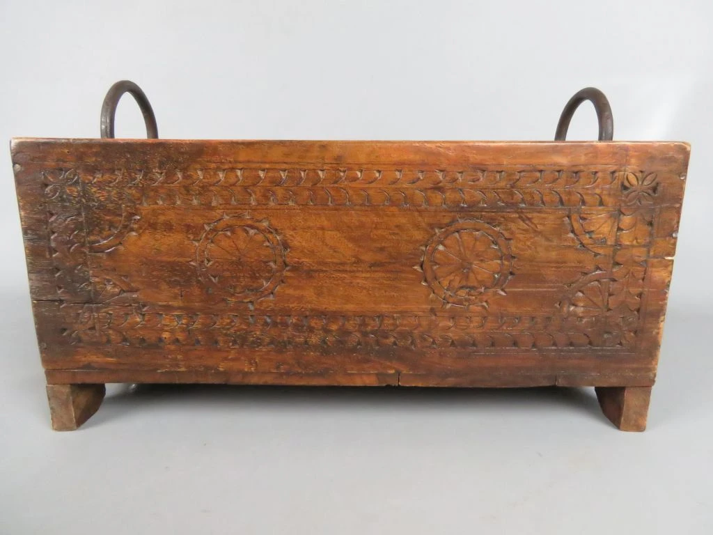 Houten sierlijke opbergkist met metalen handvaten