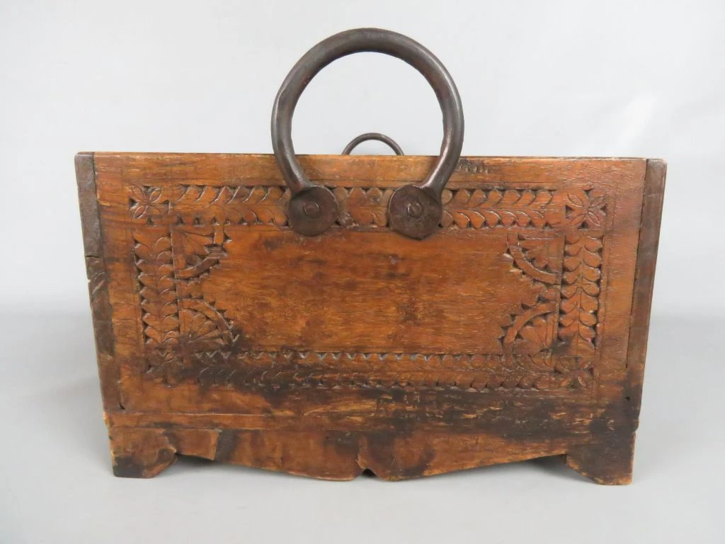 Houten sierlijke opbergkist met metalen handvaten