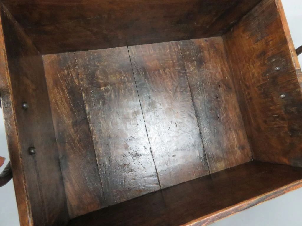 Houten sierlijke opbergkist met metalen handvaten