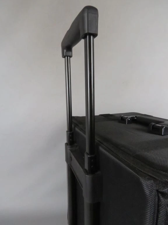 Zwarte trolley koffer met opbergvakken