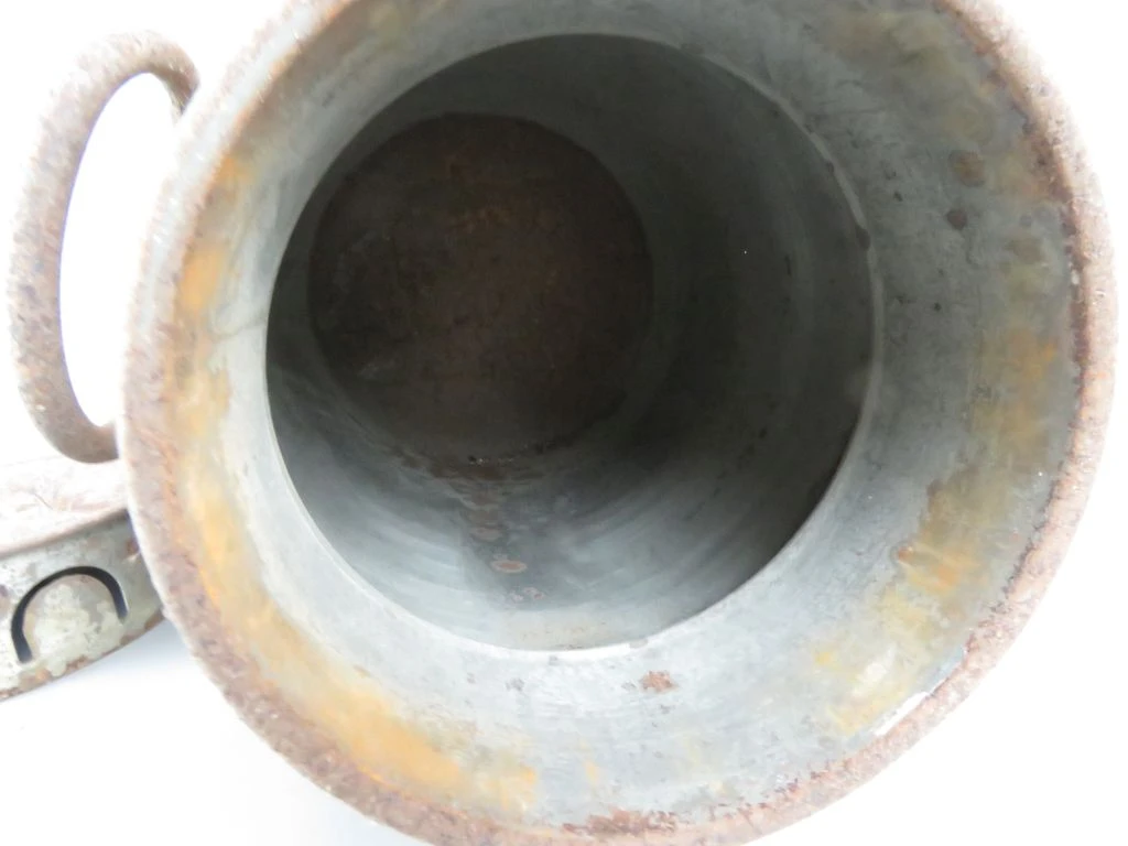 Oude metalen melkbus met deksel