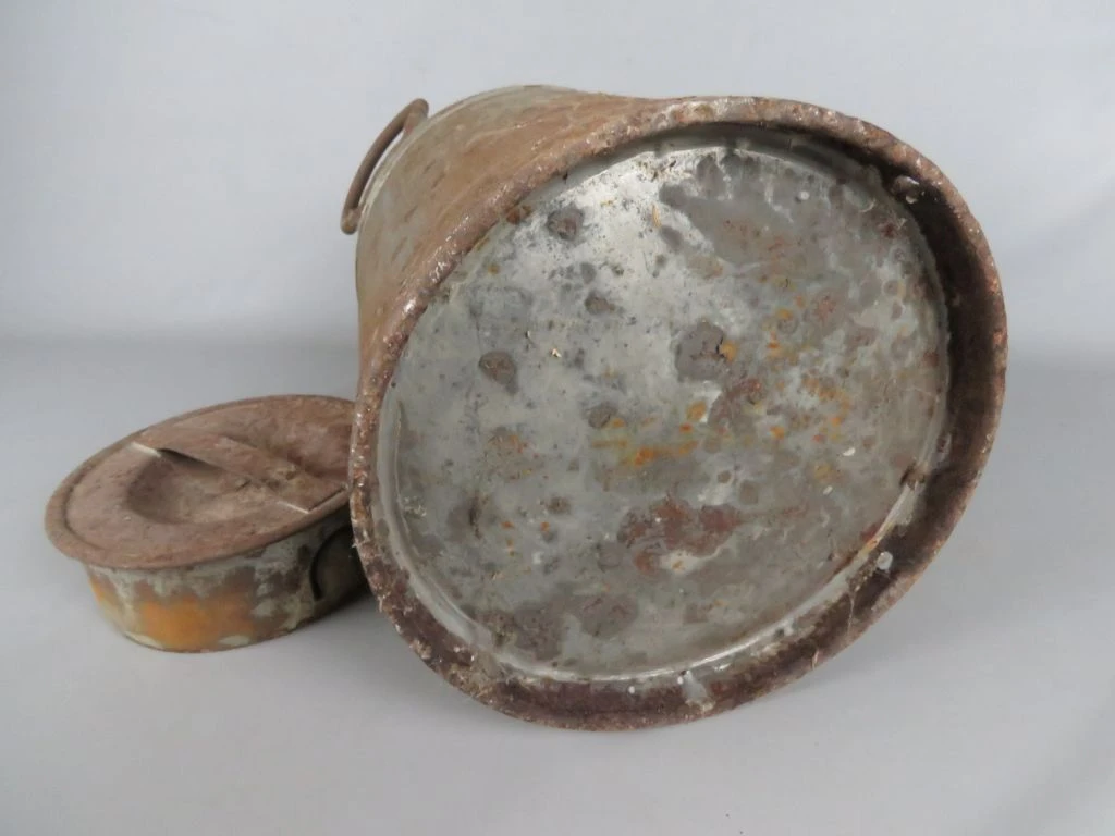Oude metalen melkbus met deksel