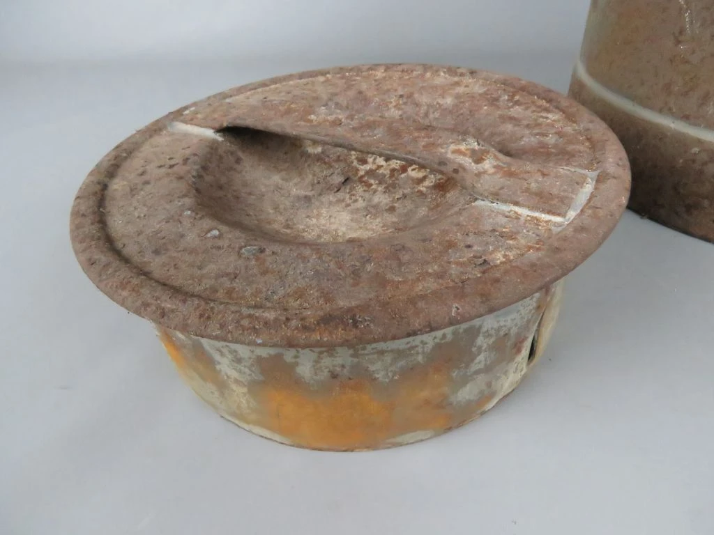Oude metalen melkbus met deksel