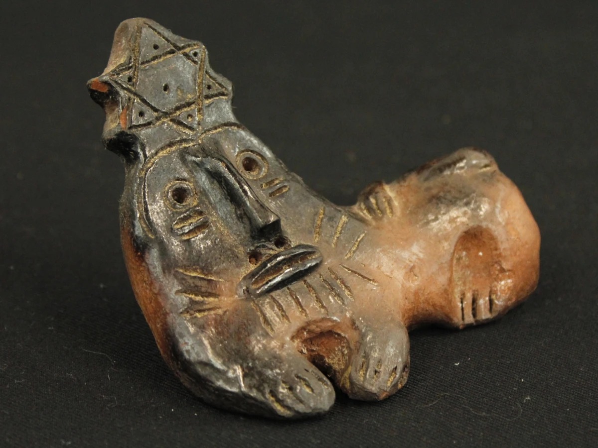 Decoratief keramisch beeldje van de leeuw van Juda