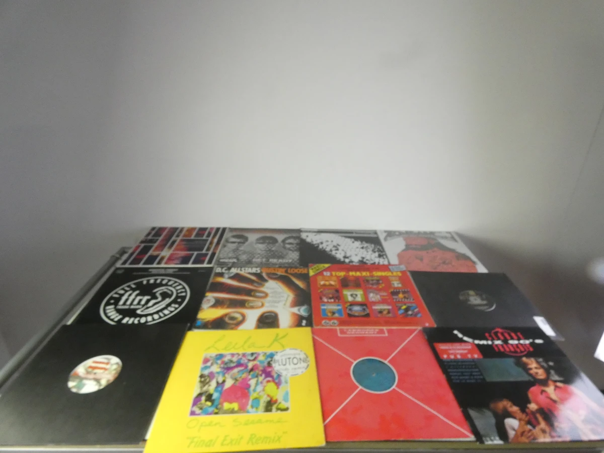 35 Verzameling vinyl singles en maxi-singles met hoesjes