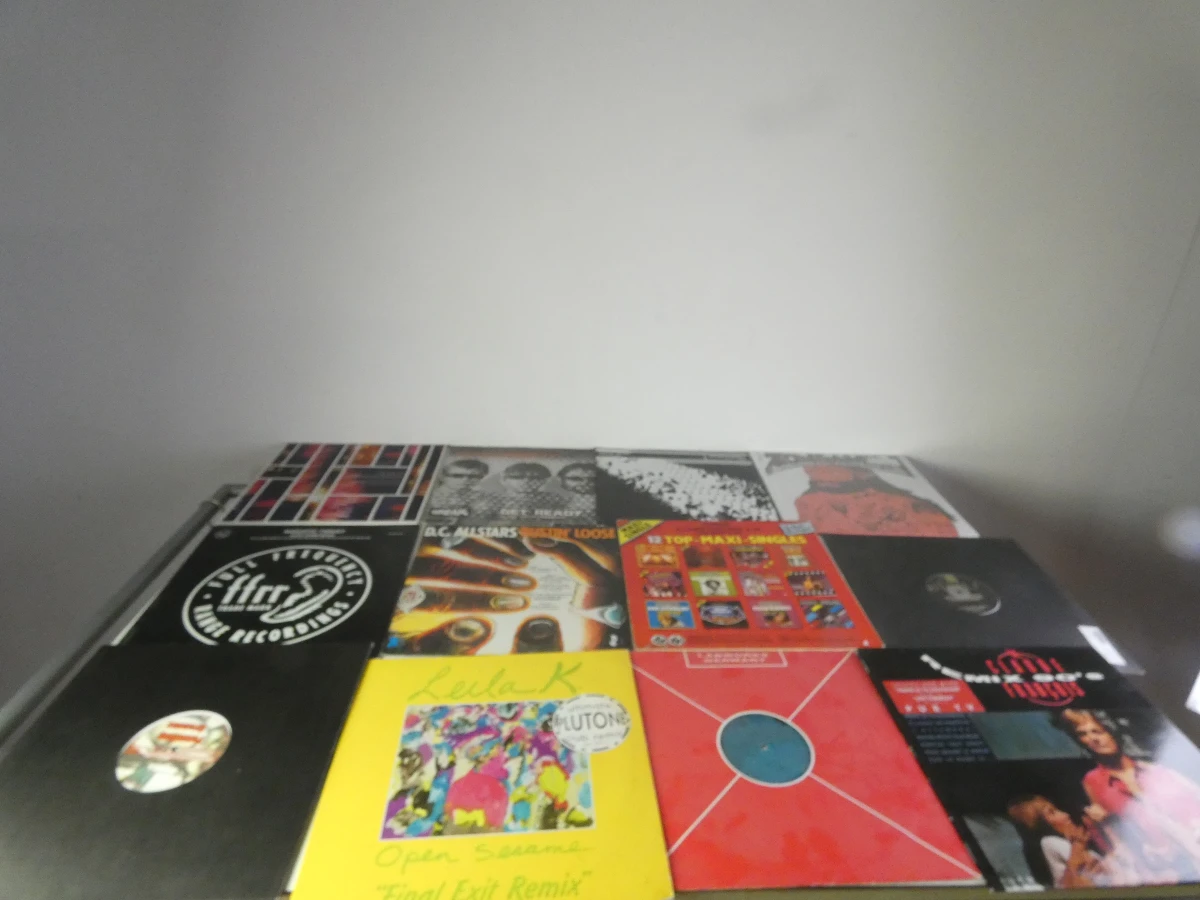 35 Verzameling vinyl singles en maxi-singles met hoesjes