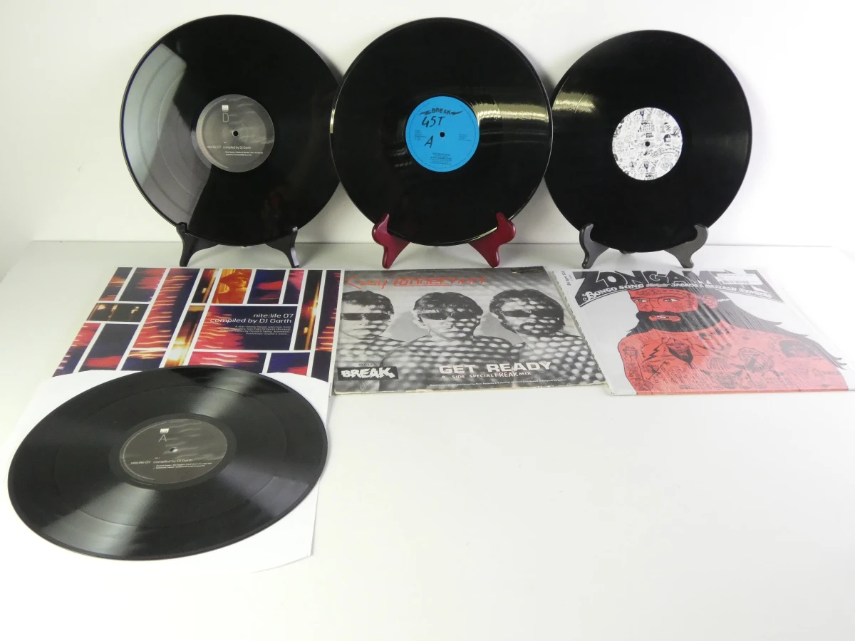 35 Verzameling vinyl singles en maxi-singles met hoesjes