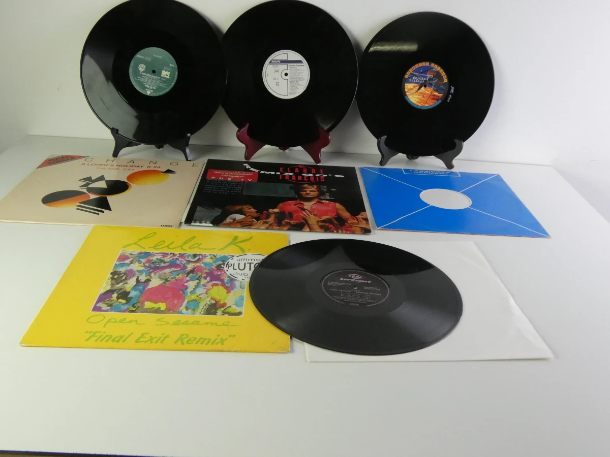 35 Verzameling vinyl singles en maxi-singles met hoesjes