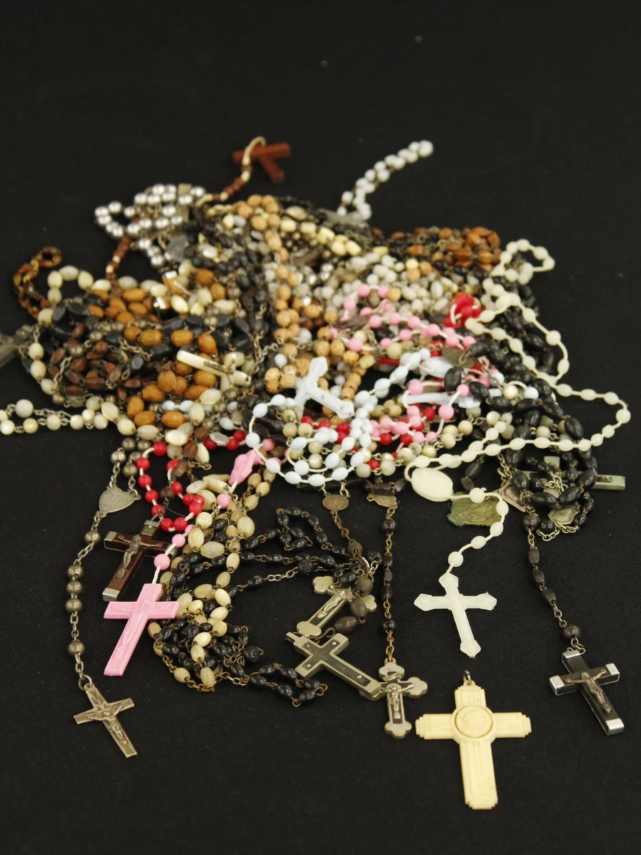 Religieus lot van paternosters, medailles en gebedsbedels
