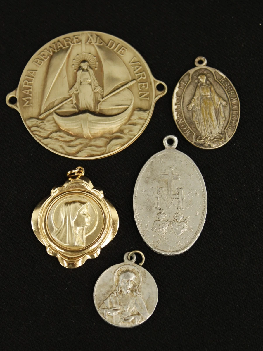 Religieus lot van paternosters, medailles en gebedsbedels