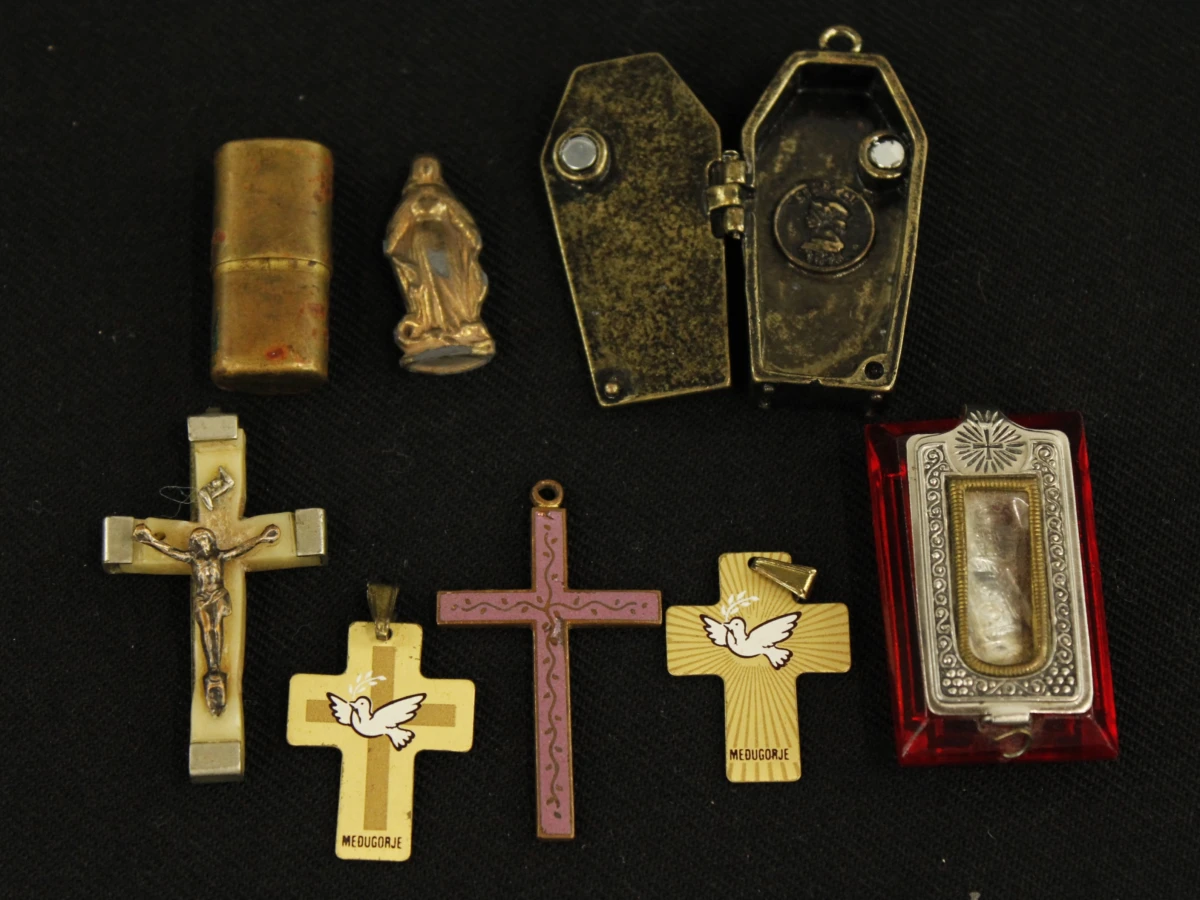 Religieus lot van paternosters, medailles en gebedsbedels
