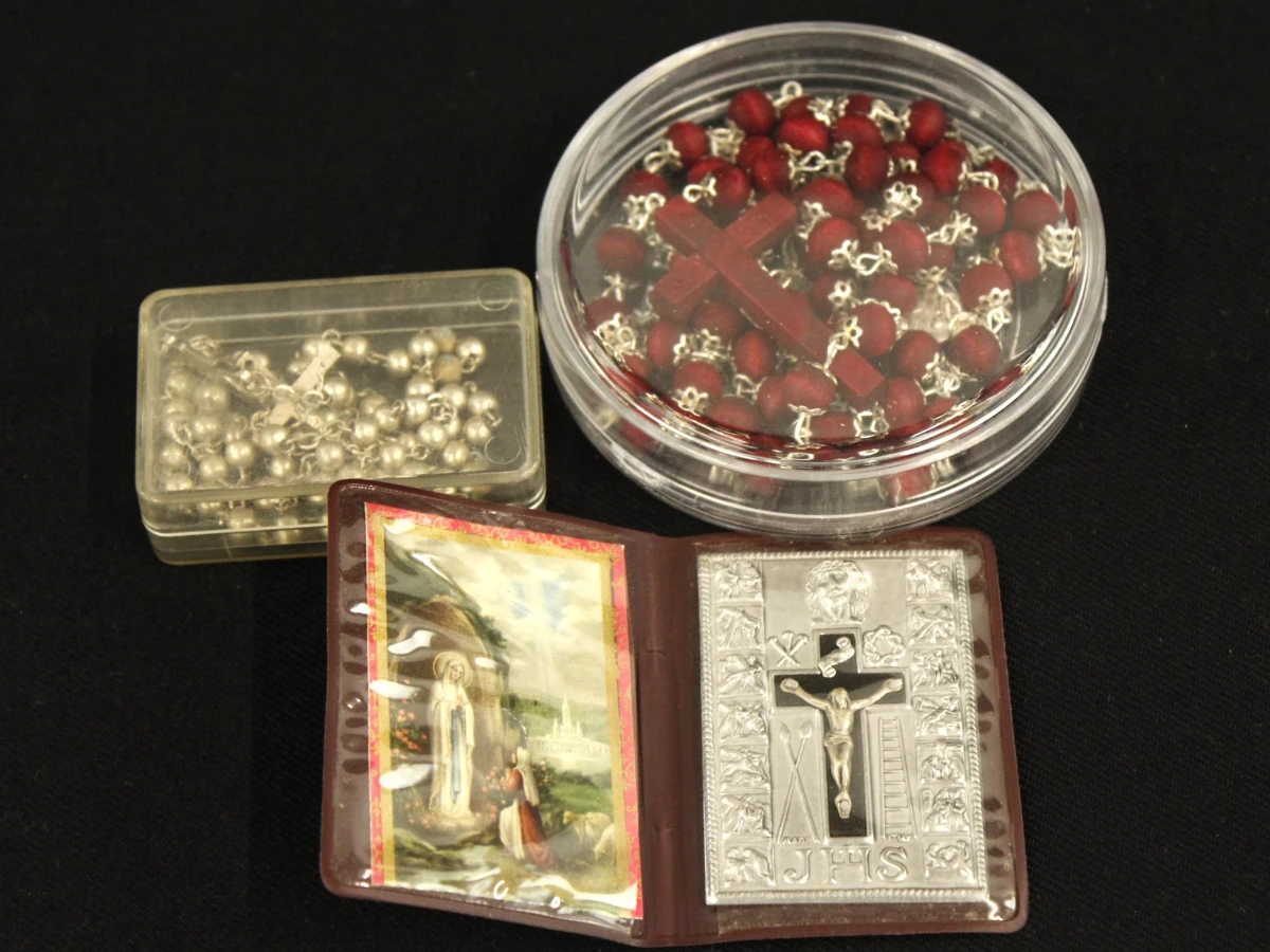 Religieus lot van paternosters, medailles en gebedsbedels