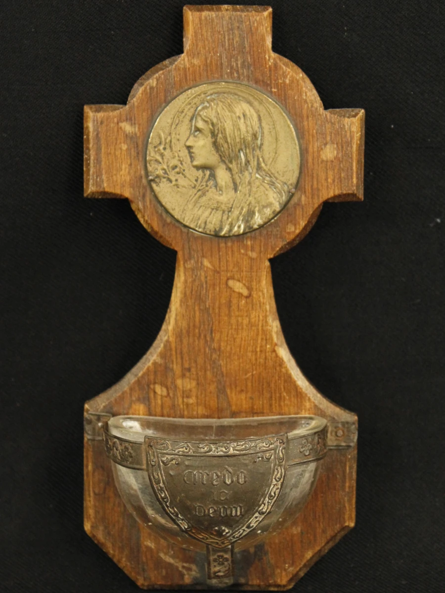 Religieus lot van paternosters, medailles en gebedsbedels
