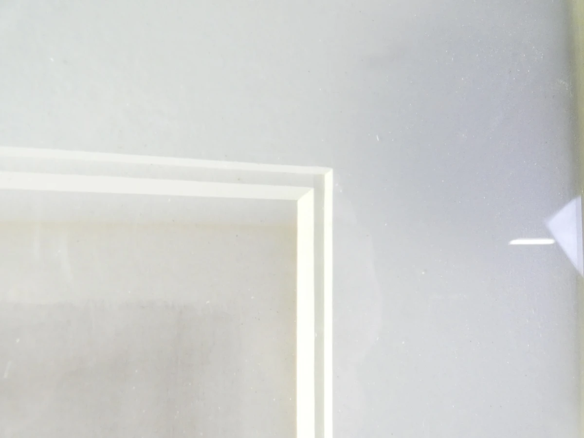Ingelijste tekening vrouw zittend in interieur