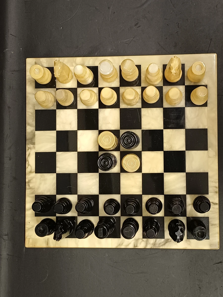 Stenen schaakset met damstukken
