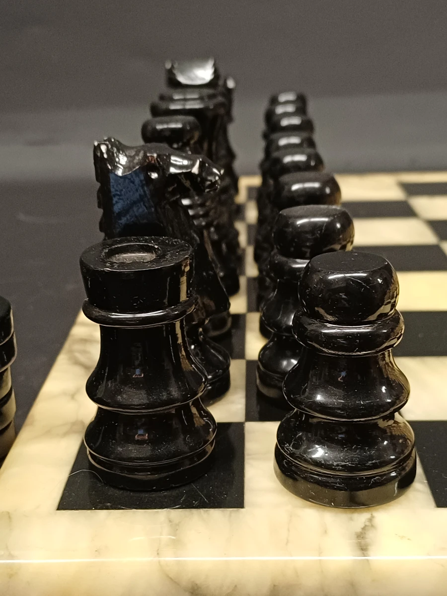 Stenen schaakset met damstukken