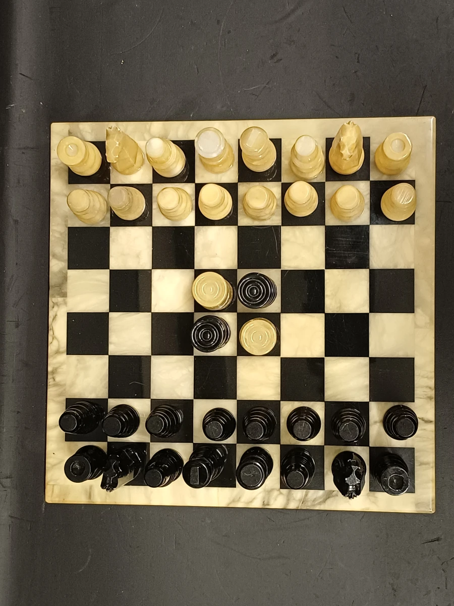 Stenen schaakset met damstukken