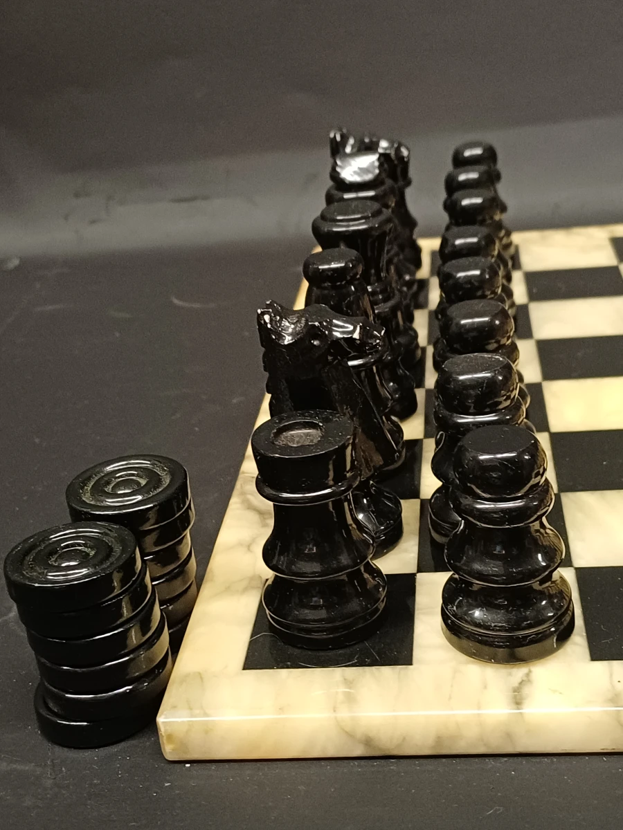 Stenen schaakset met damstukken